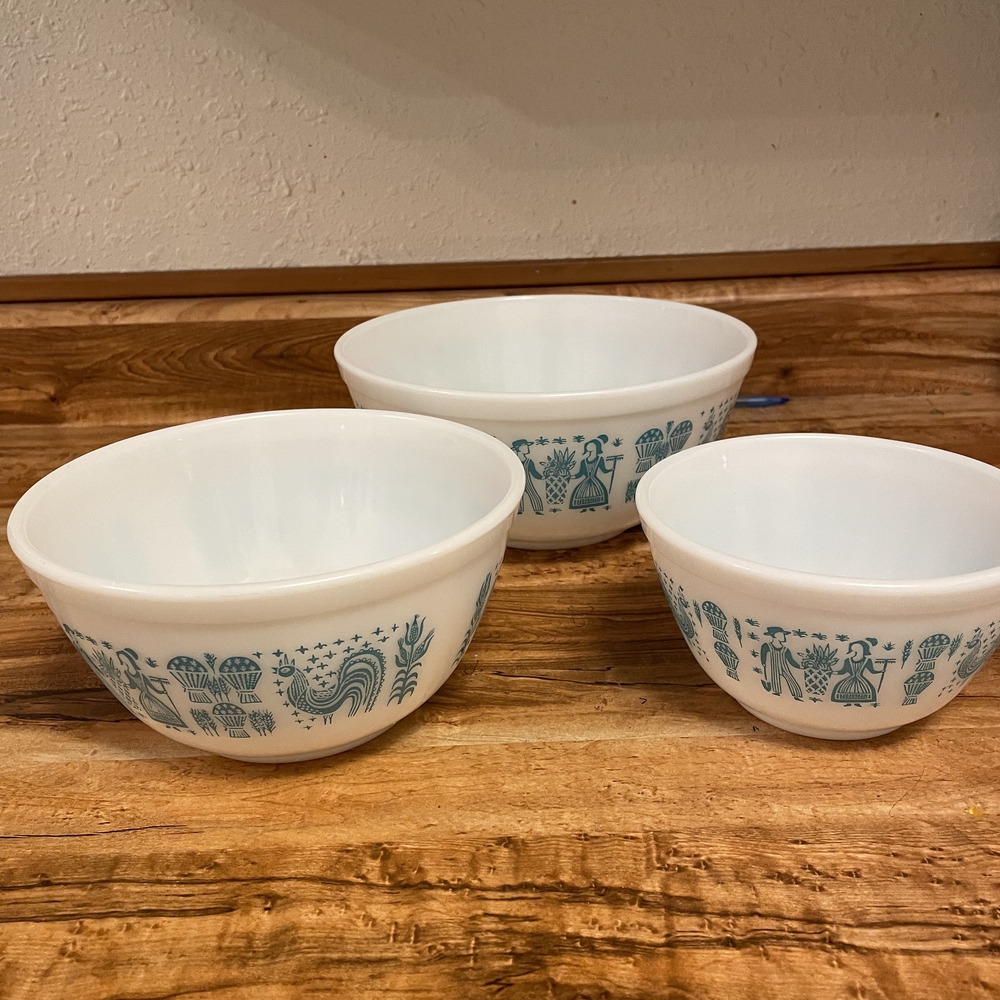 1957 Vintage Pyrex AMISH BUTTERPRINT White and Blue Mixing Bowls Set